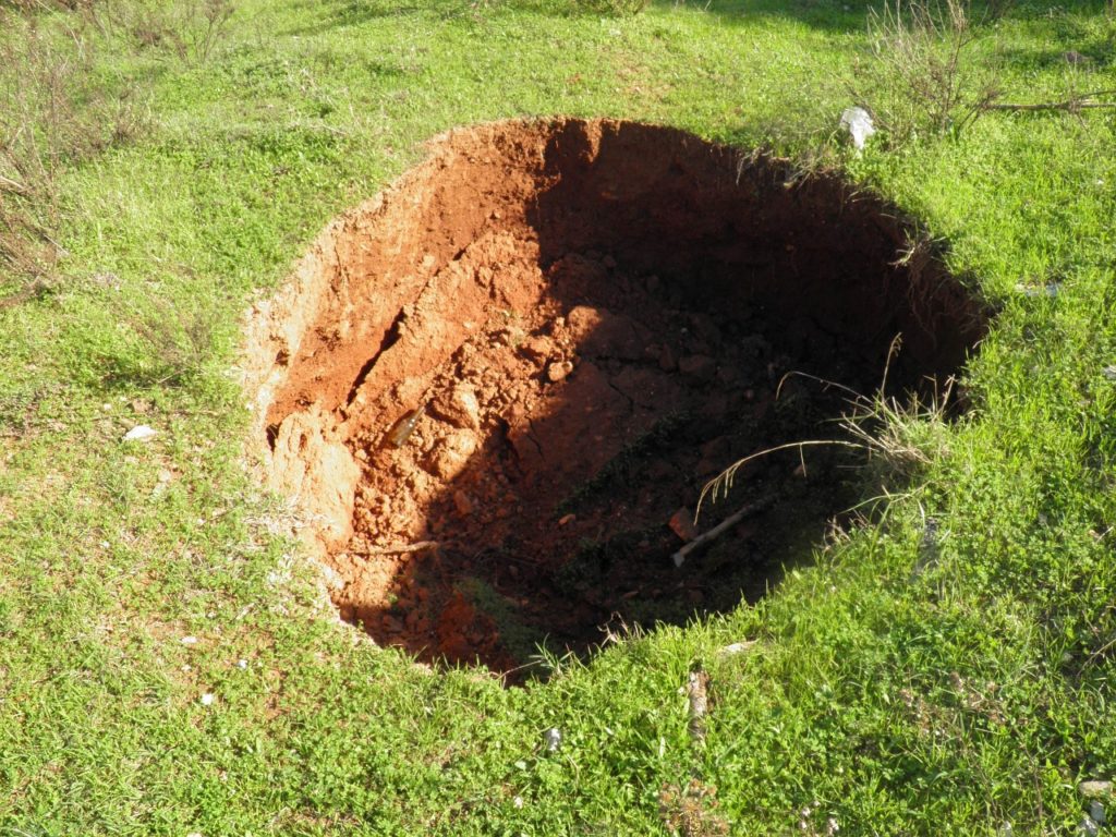 Learn about the signs that a sinkhole could appear.